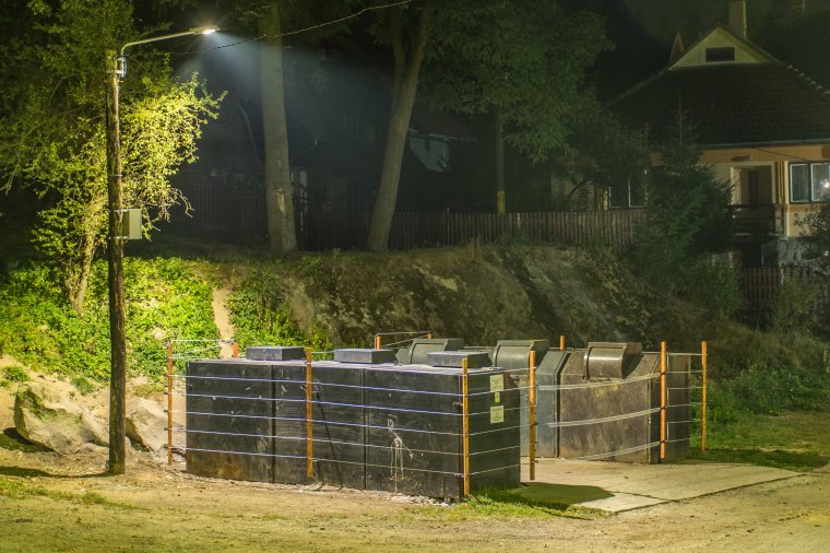 Villanypásztor állja a kukázó medvék útját