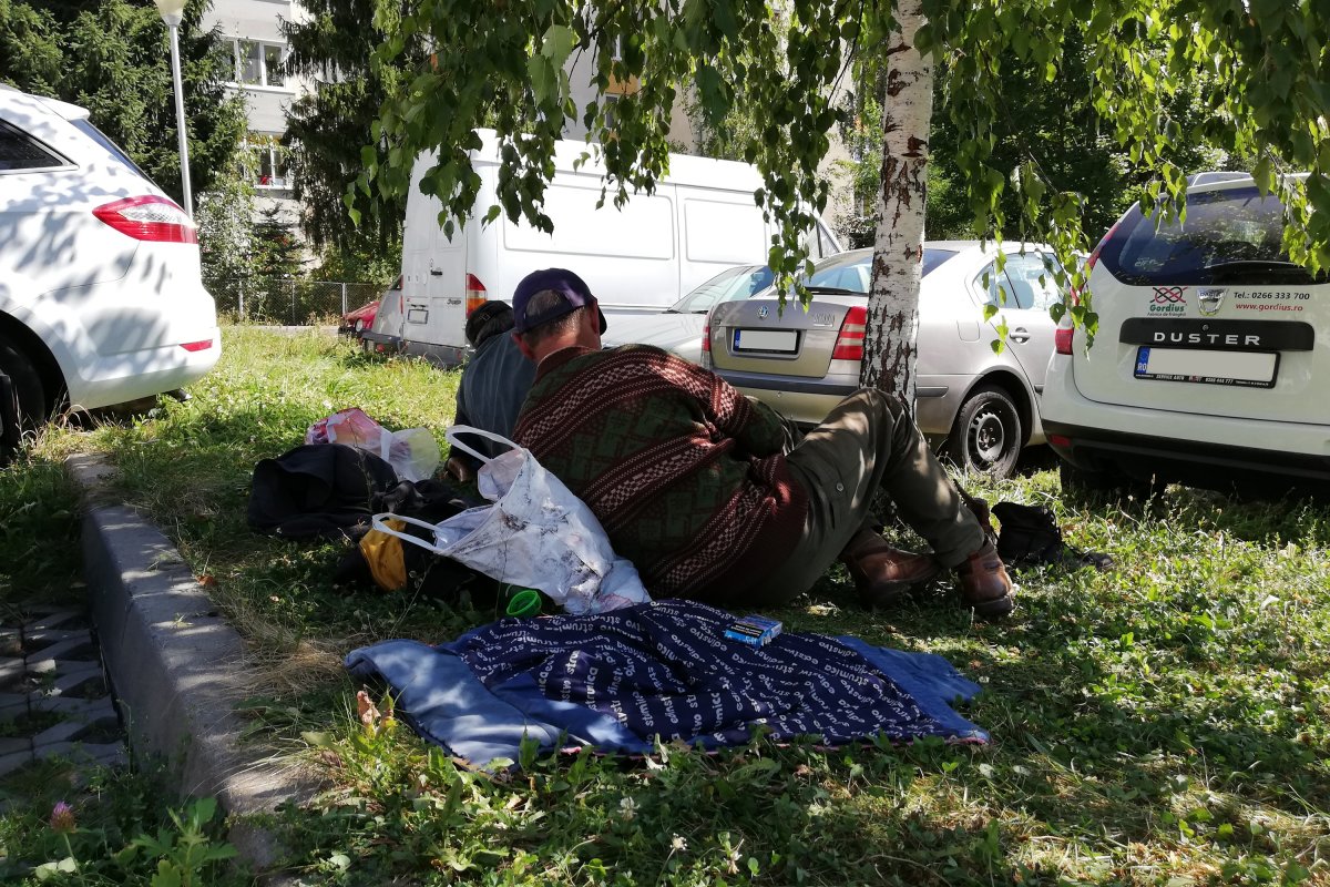 Nyáron az utcán, télen a hajléktalanszállón húzzák meg magukat. Iskolakezdésre elhagyták az tanintézet bejáratát •  Fotó: Barabás Hajnal