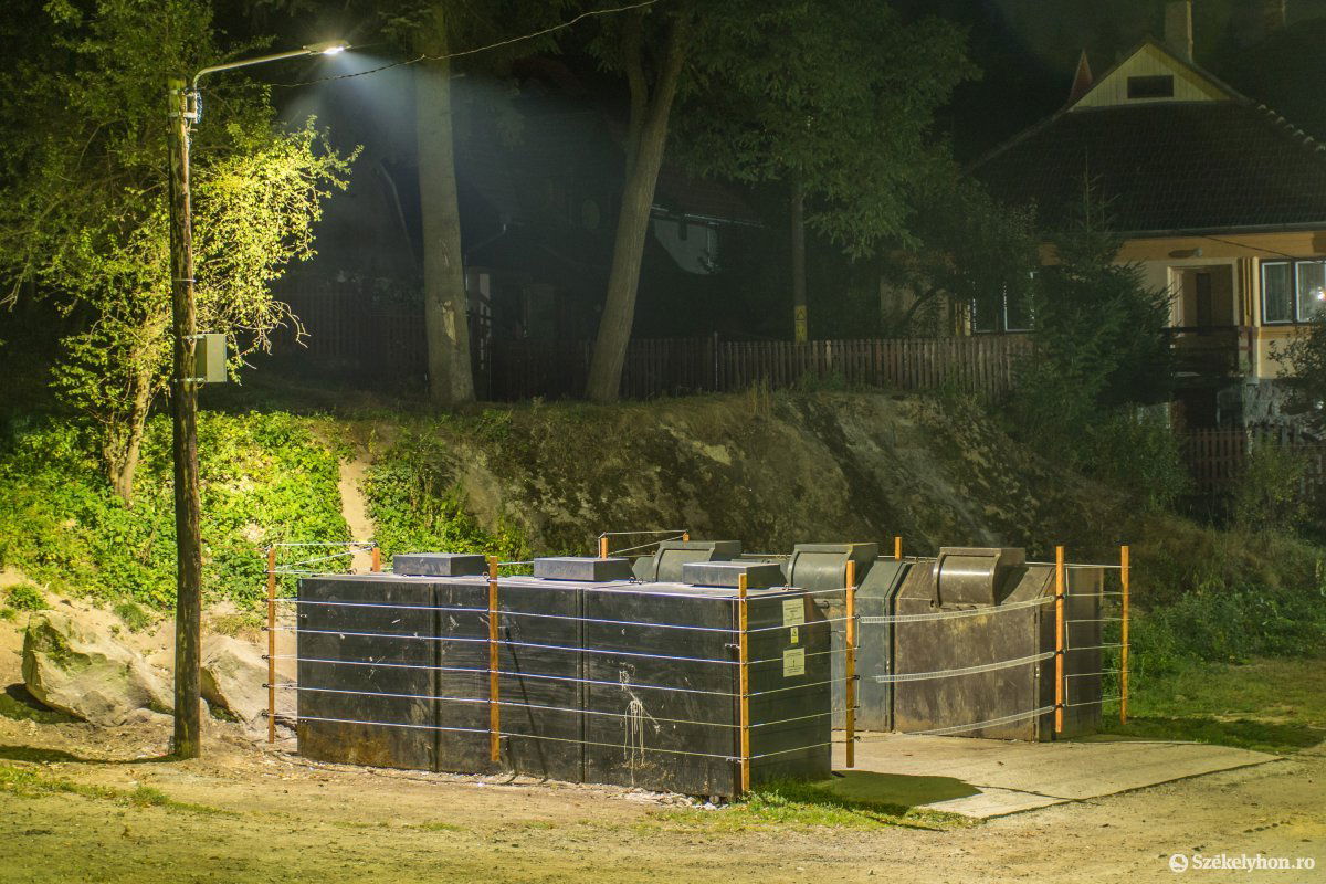 Csend van a villanypásztorral körbevett kukáknál a késő esti „medvelátogatási idő” alatt. Egyelőre elkerülik a szemeteseket a nagyvadak •  Fotó: Pinti Attila