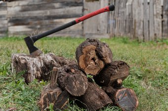 Életfogytiglani börtönbüntetésre ítélték a férfit, aki fejszével végzett várandós élettársával