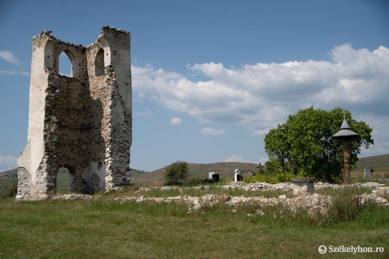 Szentek a föld alatt: a csíkszenttamási Csonkatorony templomának falképei