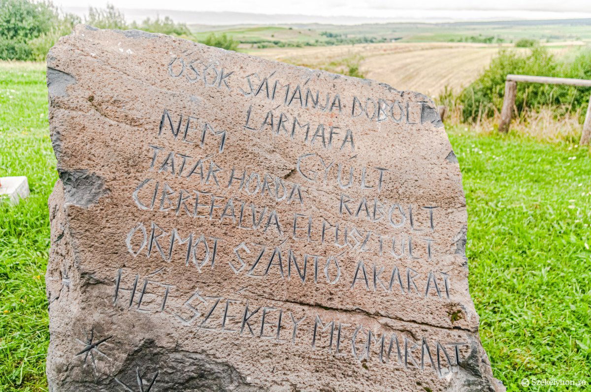 A Cibrefürdőnél állított emlékkő •  Fotó: Gábos Albin