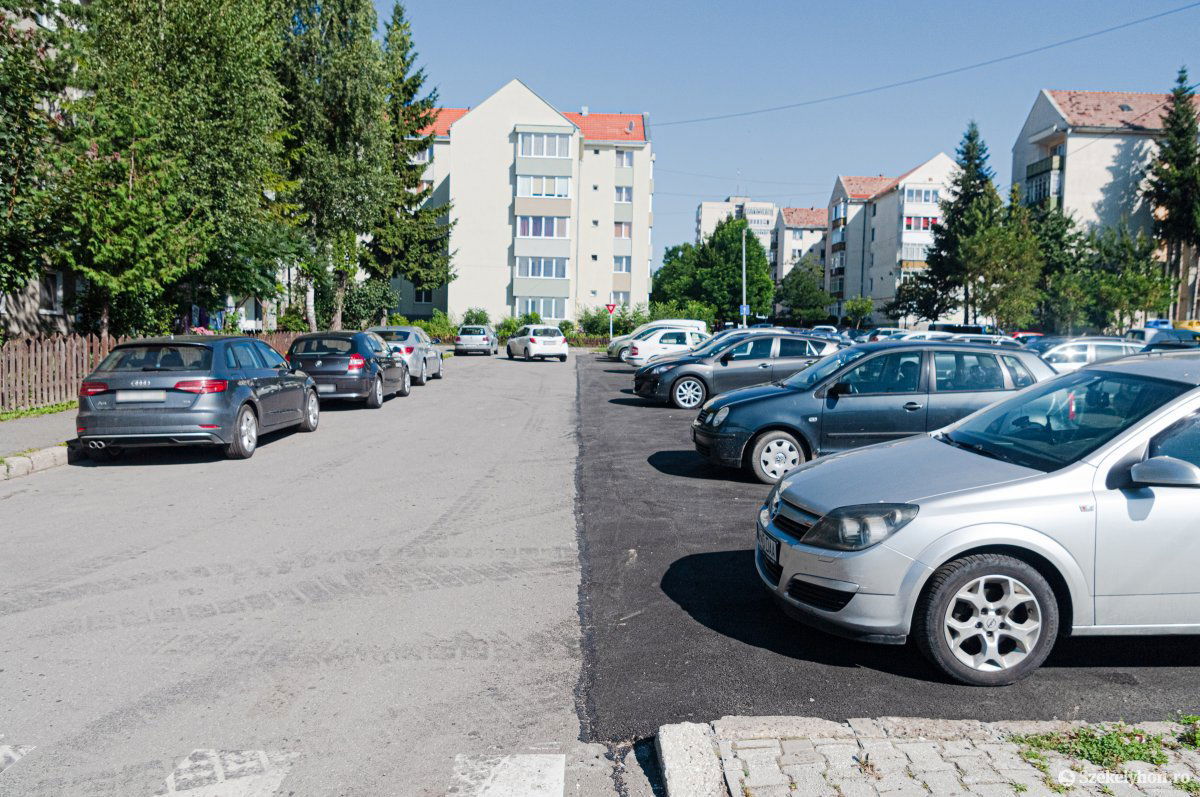 Átalakuló lakótelepi utcák, parkolók. Rendezni kell a garázsok helyét •  Fotó: Gábos Albin