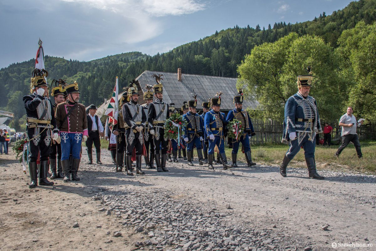 Huszárok tartanak 2019. augusztus 26-án a haditemetőnél tartandó megemlékező ünnepségre. •  Fotó: Pinti Attila