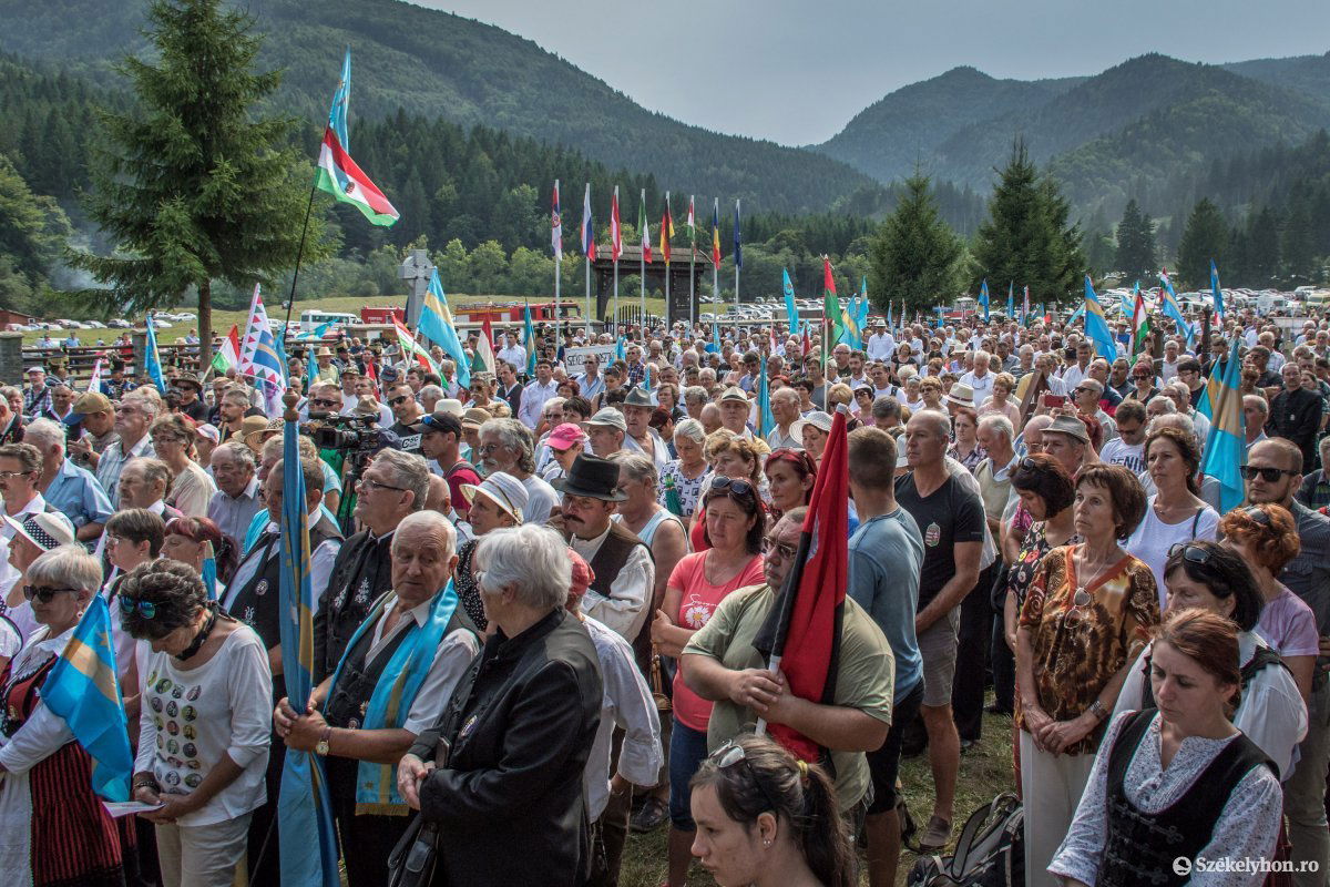 Ezúttal a magyar közösség tart békés megemlékezést az úzvölgyi katonatemetőben. Archív •  Fotó: Pinti Attila