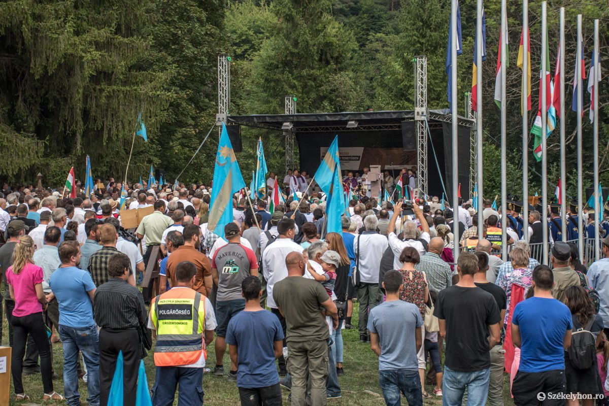 Aki nem autóval, az iskolabusszal jutott el a megemlékezésre. Arra nem számítottak, hogy nem lesz visszaút •  Fotó: Pinti Attila