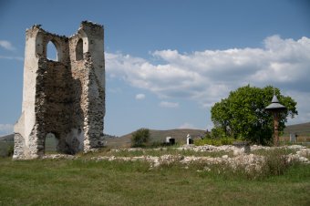 Szentek a föld alatt: a csíkszenttamási Csonkatorony templomának falképei