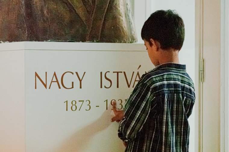 Lélekből épült iskola. Emlékkönyv a művészetisekről, nem csak művészetiseknek