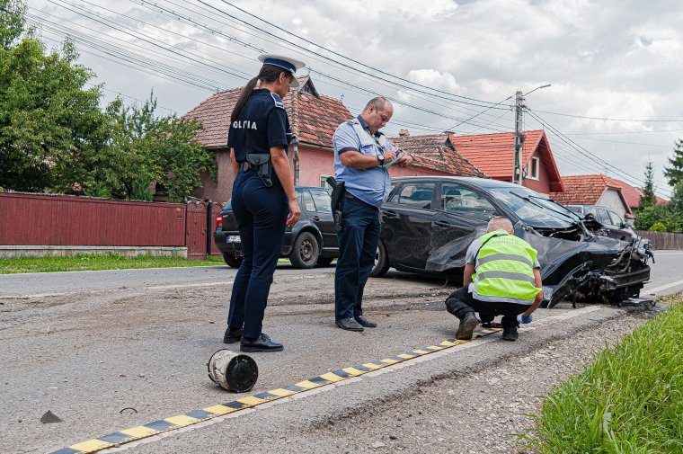 Alkohol befolyása alatt csapódott autóval a háznak