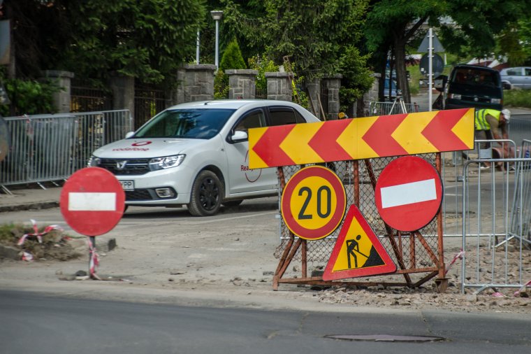 Félsávos útlezárás a csíkszeredai Hunyadi János utcában