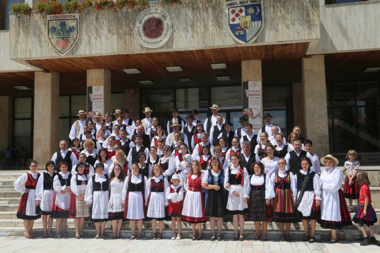 Akik székely népviseletben mentek be dolgozni
