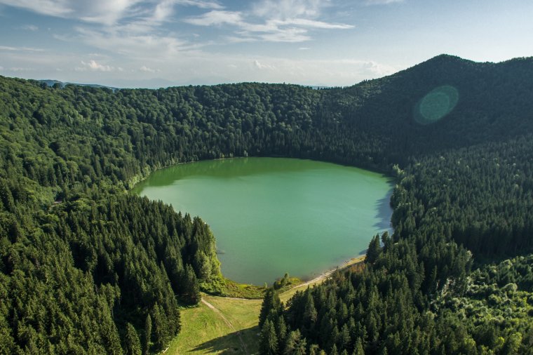 Ősi magyar eszközökkel fognák ki a kártevő ezüstkárászokat a Szent Anna-tóból