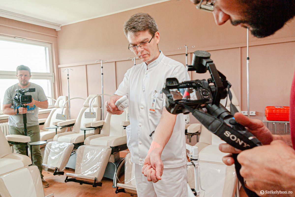 Holló Gergely onkológus a vénakereső működését mutatja be a sajtónak •  Fotó: Gábos Albin