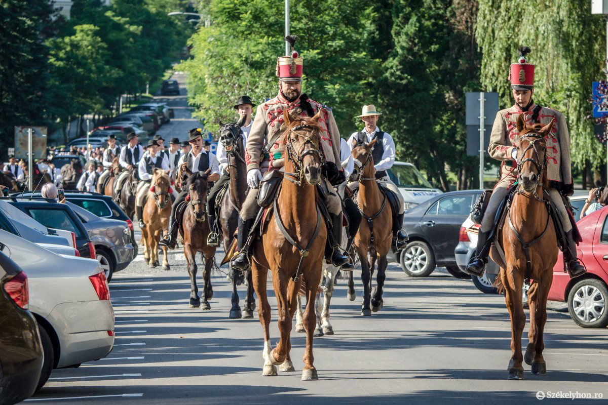 Nem marad el az Ezer Székely Leány Napi parádé Csíkszeredában •  Fotó: Pinti Attila