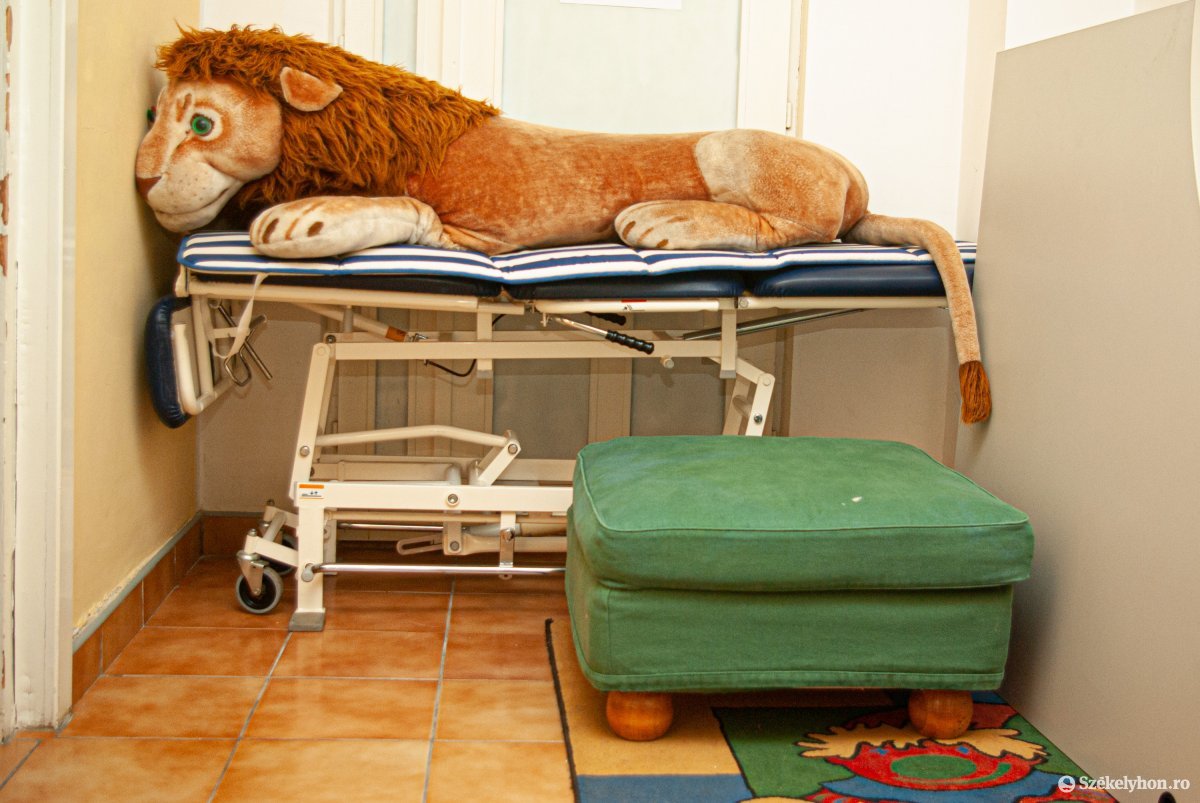 Minden a gyerekről szól. A terápiák játékos foglalkozások, melyek során a gyógytornász, a gyógypedagógus és a pszichoterapeuta foglalkozik a gyermekkel •  Fotó: Gábos Albin