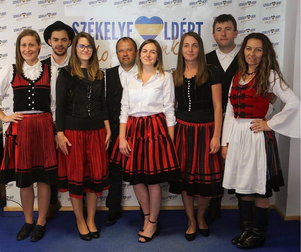 Az RMDSZ Csík Területi Szervezetének munkatársai is magukra öltötték a népviseletet •  Fotó: RMDSZ Csík Területi Szervezet