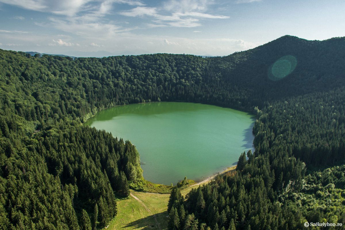 Nem véletlen, hogy időnként megváltozik a tó vízfelületének a színe. Közbelépést igényel •  Fotó: Pinti Attila