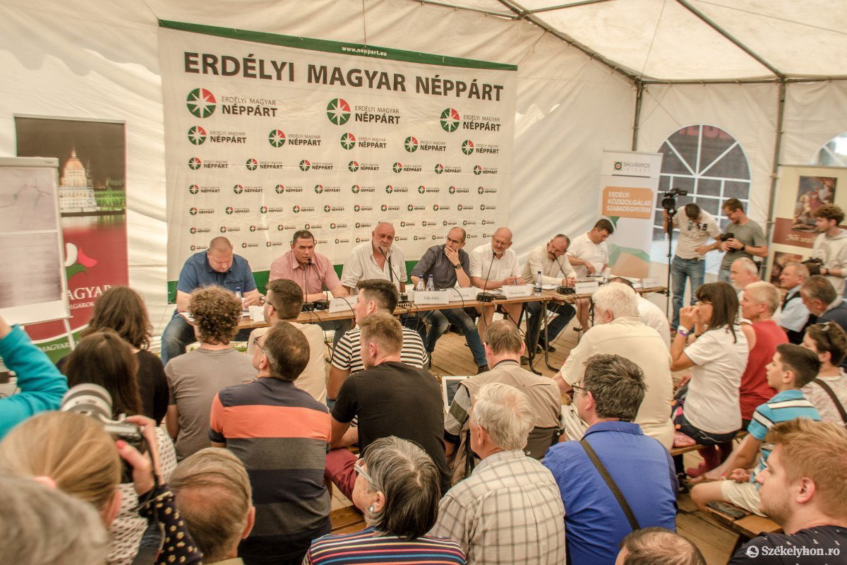 Eszmecsere a temetőfoglalásról. A tusványosi panelen elhangzott: Románia megsértette a Magyarországgal kötött hadisírgondozási egyezményt • Fotó: Pinti Attila