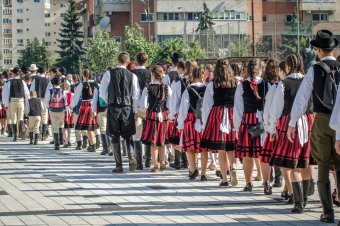 Vészesen fogy az idő a pártában maradt lányok számára