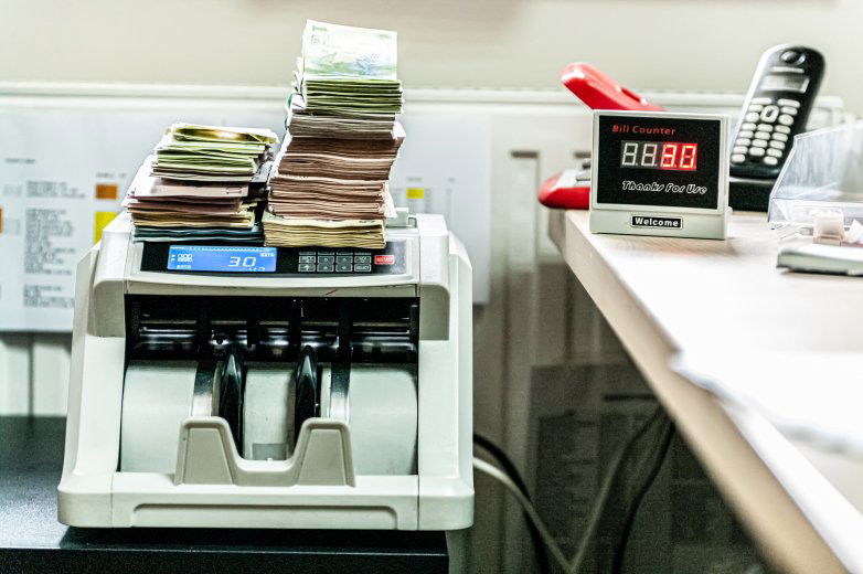 Elbocsátások, bérpótlékok lefaragása – részletek a minisztériumok spórolási terveiről