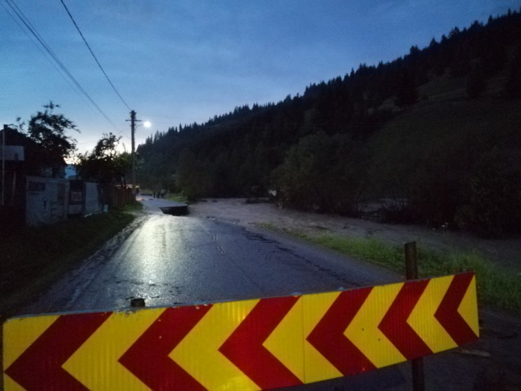 Embereket kellett evakuálni, rengeteg kárt okoztak az áradások országszerte