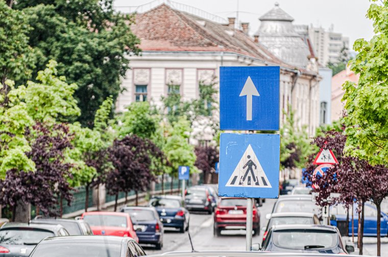 Folyamatosan nő az egyirányú utcák száma a székelyföldi városokban, de ez nem mindenkinek tetszik