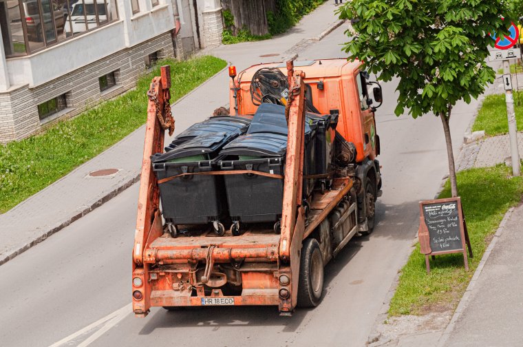 Reggel akadályozzák a forgalmat, este zajt csapnak a kukásautók – megoldást kellett találni