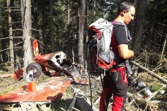 Kényszerleszállás után lángra kapott egy rókacsalit szóró repülőgép a Madarasi Hargitán