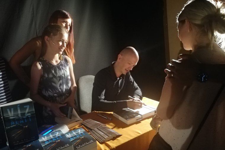 Katasztrófáról és szerelemről szól C.S. Lazzar legújabb regénye
