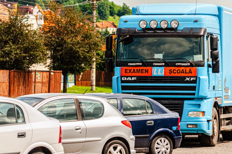 Munkaerőhiány veszélyezteti az áruszállítást – Sok fiatal tanul meg kamiont vezetni, ám a legtöbben külföldre szerződnek