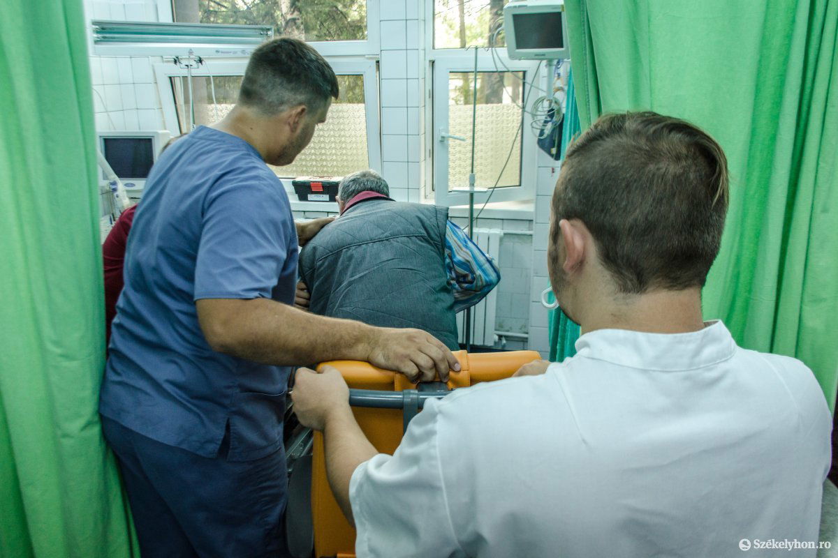 Az egészségügyi dolgozók és a páciensek biztonságáról őrző-védő cég gondoskodik a csíkszeredai kórházban &bullet;  Fotó: Pinti Attila