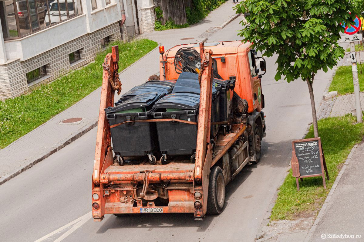 Igyekeznek olyan időpontban elvinni a szemetet, hogy ne akadályozzák a város forgalmát. Archív •  Fotó: Gábos Albin