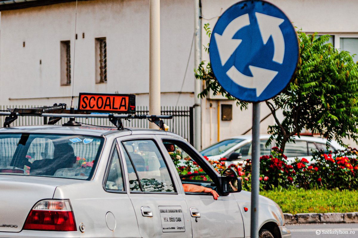 Bevezetés a vezetésbe. A napokban életbe lépett törvény arra bátorítja a gépkocsivezetőket, hogy képezzék magukat •  Fotó: Gábos Albin