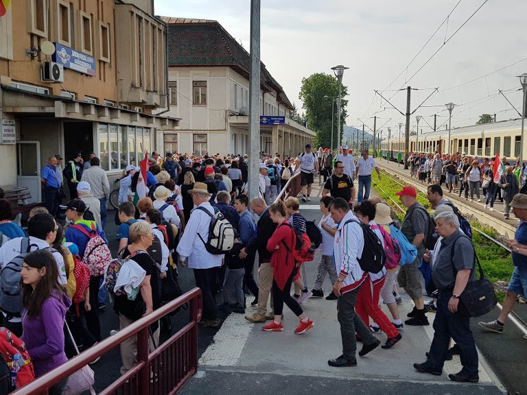 A zarándokvonat utasai a pünkösdi búcsú reggelén Csíkszeredában •  Fotó: Kovács Attila