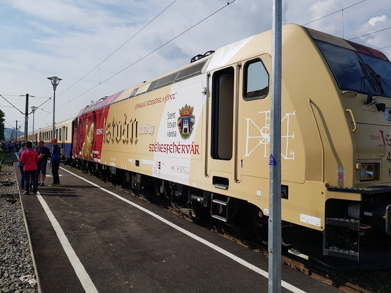 A Boldogasszony Zarándokvonat idei vonógépe is a MÁV-Start Szent István-dekorációval ellátott Traxx-mozdony volt (gyártó: Bombardier) •  Fotó: Kovács Attila