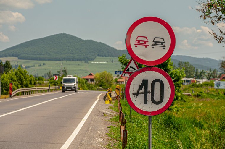 Játék sebességhatárokkal a csíkszeredai Olt-hídon