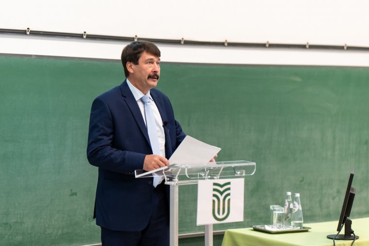 A vízválságról és a klímaváltozásról tartott előadást Áder János Csíkszeredában