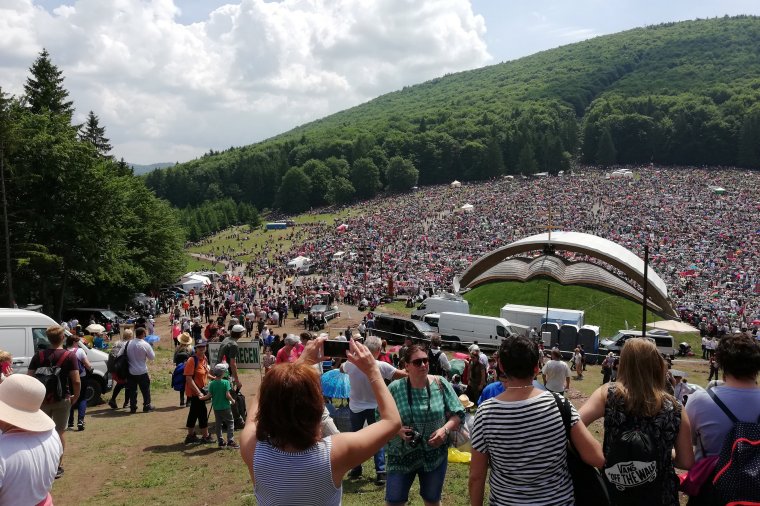 „Meg kell őrizni emberi és keresztényi méltóságunkat” – az úzvölgyi temetőbotrány is szóba került a csíksomlyói búcsún