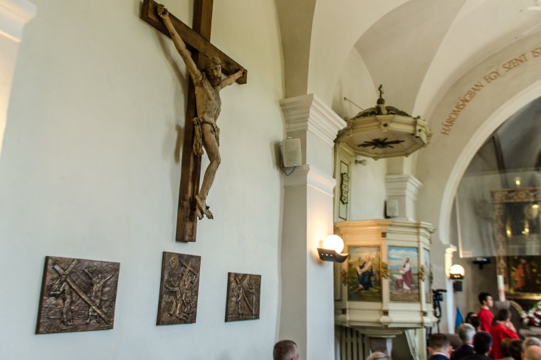 Megáldották a keresztúti állomások bronz domborműveit a csíkzsögödi templomban