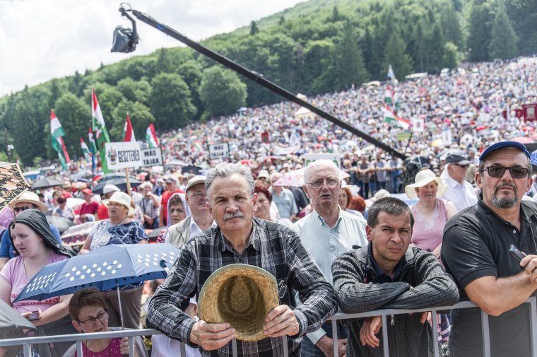 Esőben és napsütésben zajlott a csíksomlyói búcsús szentmise