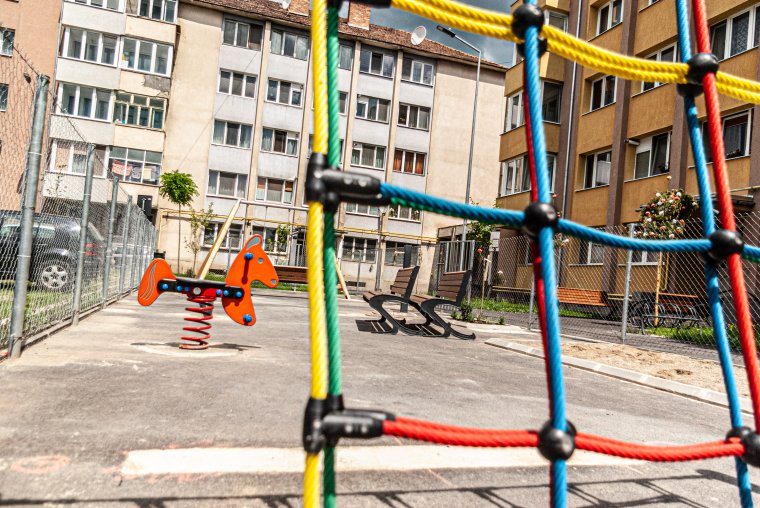 Koponyatörést szenvedett egy vajdahunyadi gyermek, miután egy férfi a földhöz vágta a játszótéren