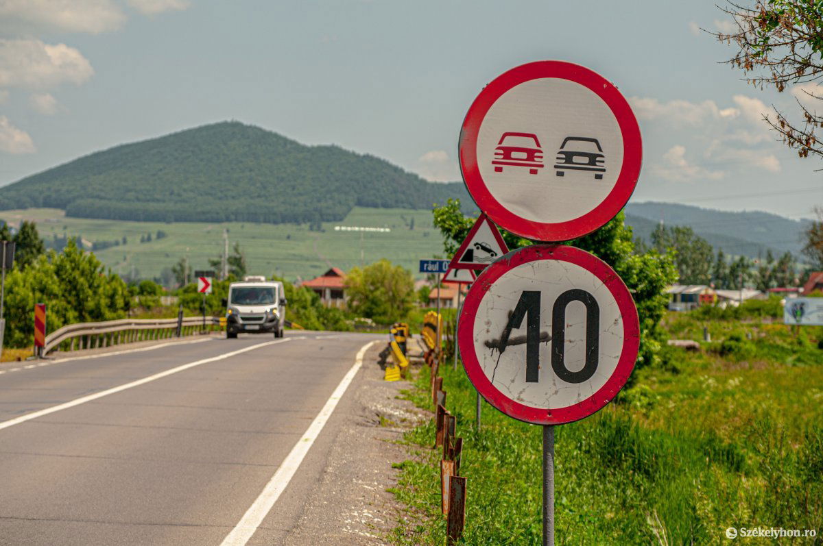 Sebességkorlátozást jelző táblák az Olt-hídon. Nem a valós számokat mutatják •  Fotó: Gábos Albin