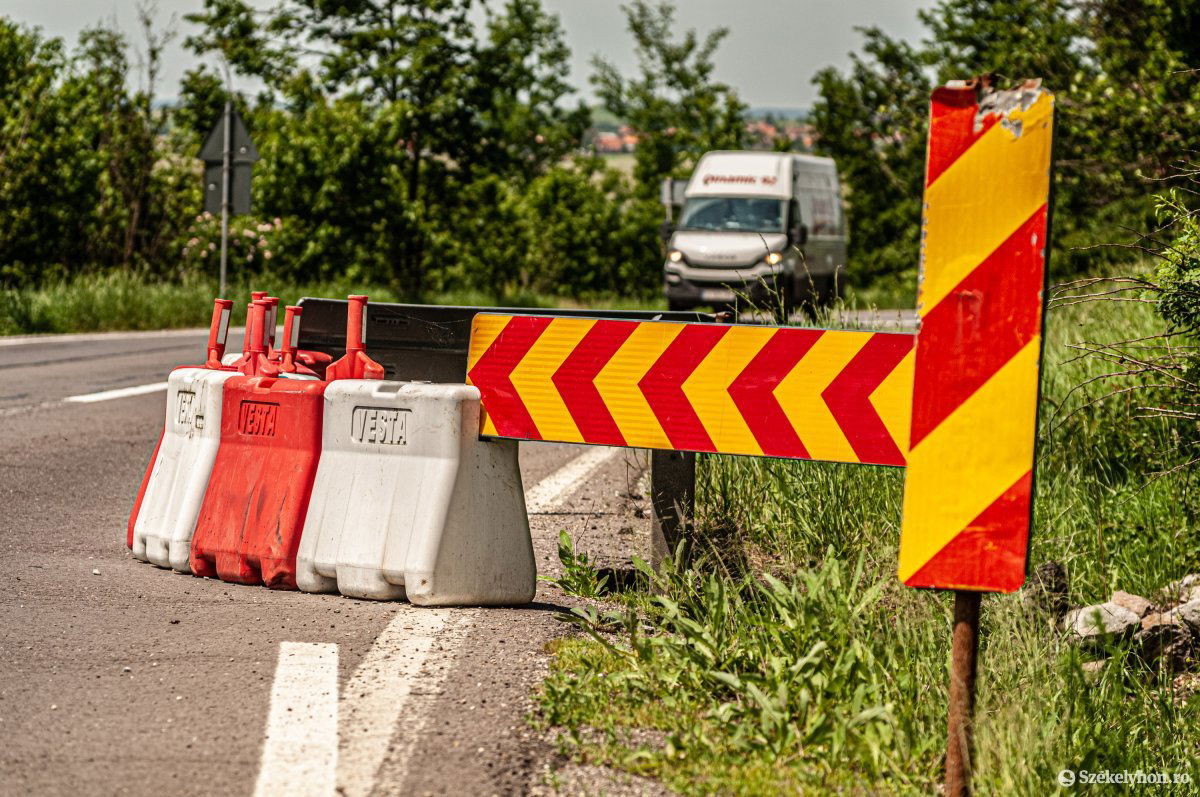 A balesetveszélyes útomlás egy kanyarban van, csak közelről látszik •  Fotó: Gábos Albin