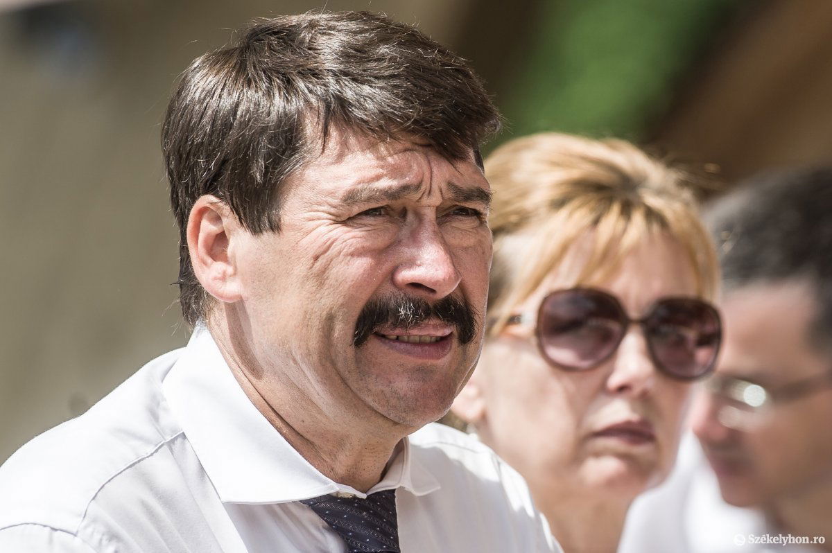 Áder János köztársasági elnök a csíksomlyói pünkösdi búcsún •  Fotó: Barabás Ákos