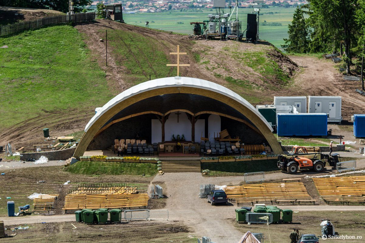 Pápalátogatás után, pünkösdi búcsú előtt a Hármashalom-oltár •  Fotó: Pinti Attila