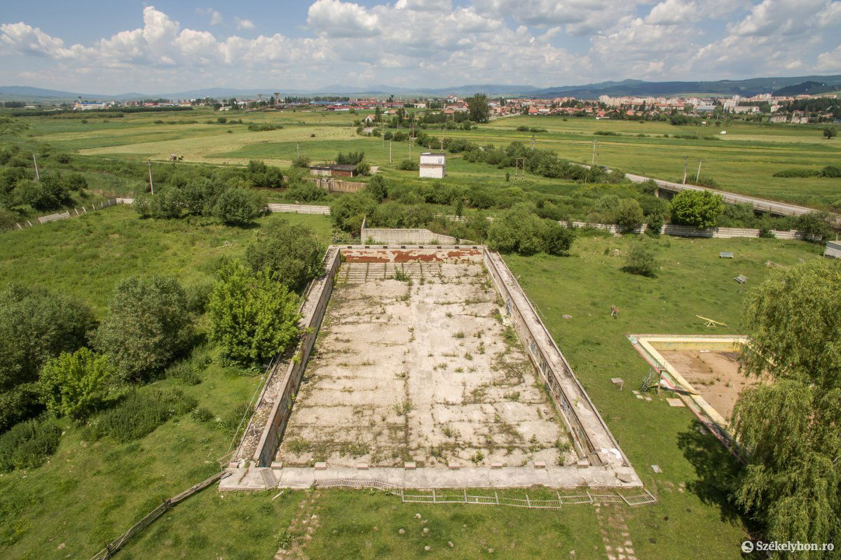 Felszámolnak két használaton kívüli medencét a Szeredai-fürdőnél •  Fotó: Pinti Attila