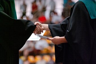 QR-kóddal látják el az egyetemi okleveleket