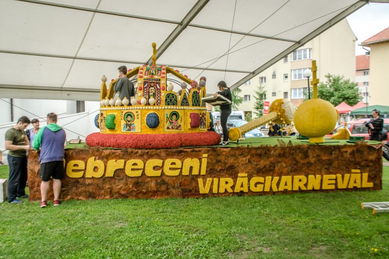 Szent László legendáját és a Szent Koronáját megjelenítő virágkocsik érkeztek Csíkszeredába Debrecenből