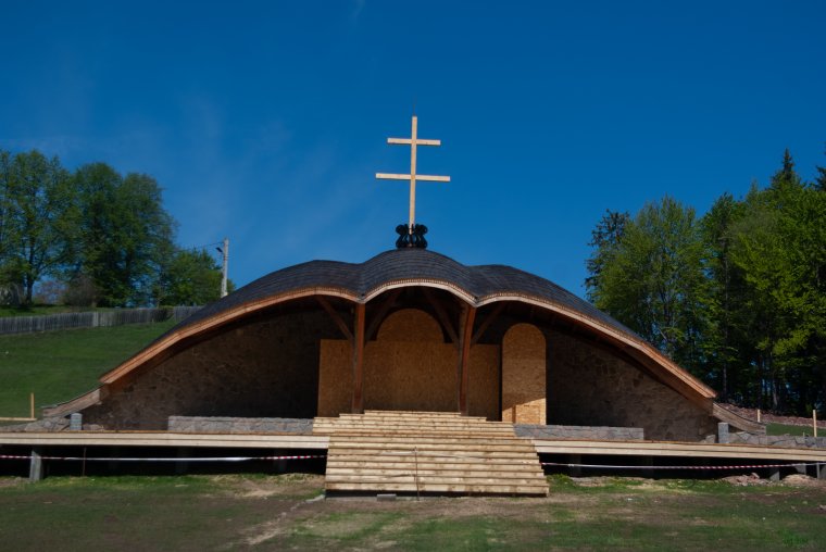 Kialakították a szektorokat a pápai szentmisére a csíksomlyói nyeregben