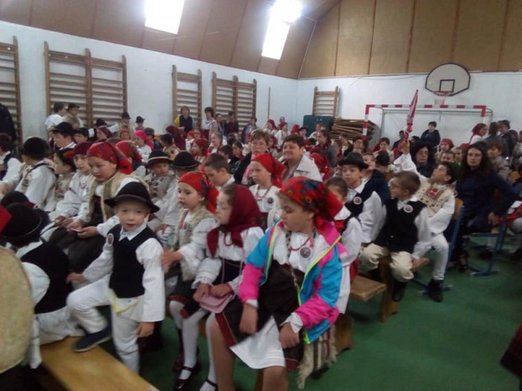 Mesét mondtak, népdalt énekeltek a gyimesi gyermekek